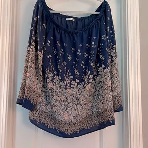 Stunning off the shoulder blouse! Excellent condition. 2x